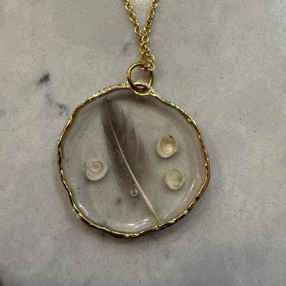 Handmade Resin Feather & Seashell Pendant Necklace Gold Tone Coastal Beach Boho